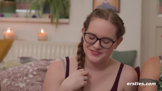 Ersties - Lesbische Orgie mit verbundenen Augen mit 4 heißen Girls