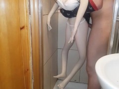 Me meto a bañar y Nicole me sorprende con una mamada