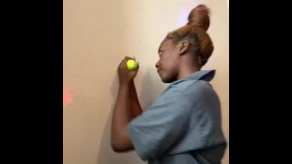 Jamaican SchoolGirl & Onlyfans Girl Modèle Wall Blowjob sucent un nouveau gode Toy