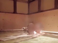 温泉旅館の広々貸切風呂でイチャイチャ入浴（※性交シーンはありません） - Screenshot 6 of 16 - 温泉