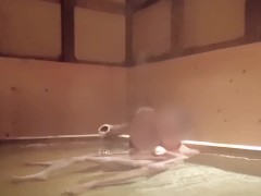 温泉旅館の広々貸切風呂でイチャイチャ入浴（※性交シーンはありません） - Screenshot 7 of 16 - 日本人
