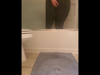 Vibrating my Clit while i have to Pee ( Super Wet!!!) Pissing and Cumming all over my Gray Leggings