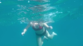 水泳と足をからかうアクアティカの優しいソナタ