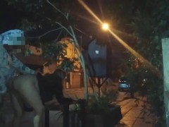 flashing desnuda por la ciudad enseña coño sexo anal en publico en la calle atrapados voyeur