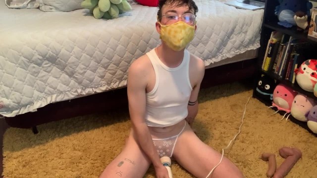 FTM TEEN JUNGFRAU REITET DILDO UND SPRITZT HART
