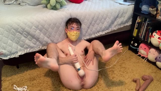 FTM TEEN JUNGFRAU REITET DILDO UND SPRITZT HART