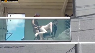 Nachbarin Filmt Pärchen Beim Sex Auf Dem Balkon Des Gebäudes Und Stöhnt Viel