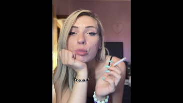 sexy bionda studentessa ragazza fumare una sigaretta