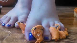 Petits gâteaux éjaculants sous mes pieds nus doux (écrasement des pieds)