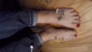Foot Fetish Chic: ¡La sensacional seducción de las pinzas de ropa tentadoras para los dedos de los p