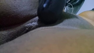 milf de ebano se masturba con un masajeador y alcanza un pequeño squirt intenso
