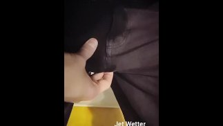 (М) Замедленная съемка отчаявшегося намокания джинсов