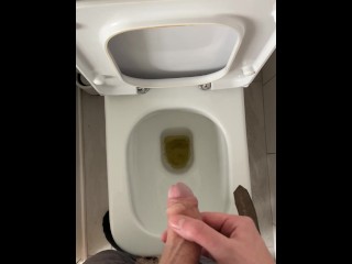 POV 英国小伙子在厕所里撒尿