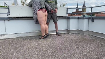 Сексуальная теща дрочит мне на крыше парковки