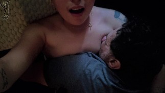 Papa weckt Latino-Jungen mit Nippellutschen auf