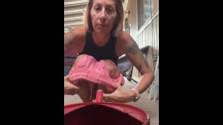 Sexy milf pissing figa cercando di catturarlo in un acqua può gocciolare gocciolare