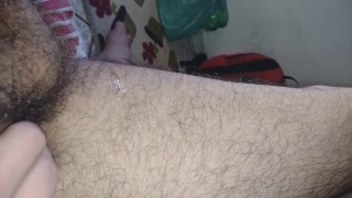 Ejaculation passe partout sur ma jambe d’ours poilue