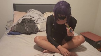 uovo gotico dai capelli viola gioca con il suo nuovo vibratore e zampilla