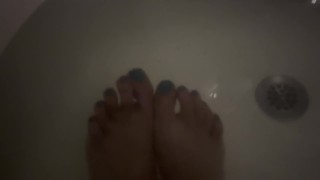dita dei piedi da bagno