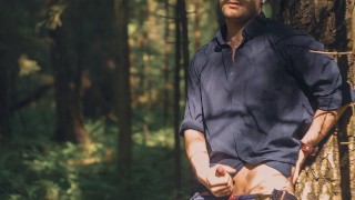 ハンサムな男Noelデロは本当に性交したかったので森の中で自慰行為をすることにしました