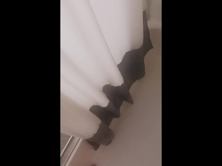 Сильно кончил в душе, ноги дрожали