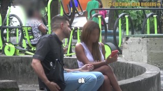 Chercheur D'or Brésilien Sexy Ne S'intéresse Qu'à Son Argent