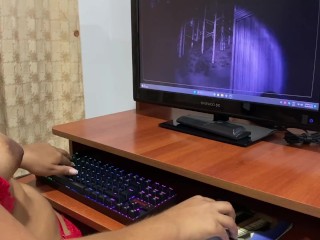 A mi novia caliente le encanta exhibirse jugando videojuegos 🎮