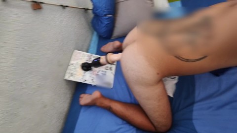 Estilo cachorrinho caseiro amador, máquina de foda anal. Empurrando vibrador masturbação.