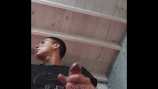 Estudante universitário leva TODO O CUM em seu quarto enquanto seus colegas estão do lado de fora!