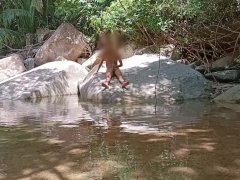 Disfrutando del agua pura y fresca. Desnudo en el rio