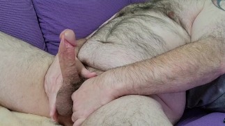 Бисексуальный папочка дрочит член, играя с задницей, и стреляет спермой