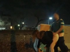 sexo en la público atrapados follando caminando desnuda por la ciudad corrida en publico mirones