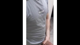 年轻人炫耀他的鸡巴