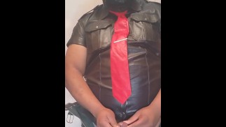 Großer Junge passt nicht in seine Lederhose