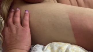 Tessie Tease aime gorge profonde sa grosse bite épaisse et avale sa délicieuse charge