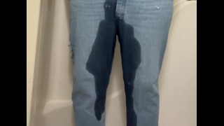 Cara gordinho molha as calças