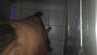 Давлюсь и сосу собственные пальцы, в публичной дыре