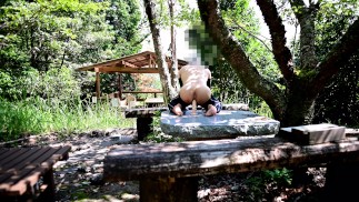 在公园的桌子上肛门手淫。