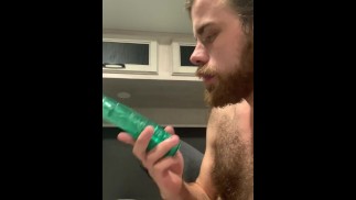 Сводный брат принимает огромный член в лицо