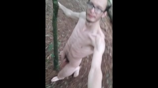 Femboy britânico muito magro correndo nu puramente nu dentro de uma floresta com um bastão de selfie