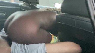 POV Follando Ebony grueso en el asiento trasero