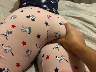 Meisje in Pyjama Wil Spelen in De Kamer Van Haar Ouders