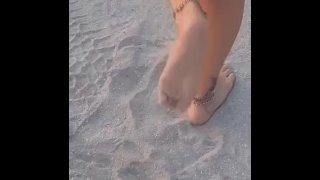 足の裏の足の砂のつま先崇拝