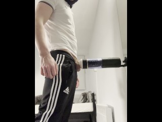 Chav Twink Masqué Utilise Une Lampe De Poche Mains Libres