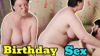 Sexo de cumpleaños - Bbw esposa se folla la enorme polla de mi esposo con coño mojado y culo para su cumpleaños!