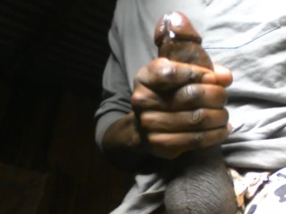 Трансгендер с большим членом дрочит, пока сперма не взорвется