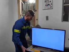 ela chamou o eletricista e mamou ele