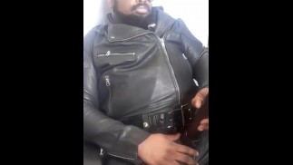 Heißer Sommer-Gear-Wichs, längeres Video, anderer Blickwinkel, besserer Spermaschuss