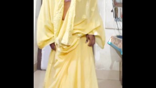 Desi indian sissy transexuelle portait du saree et strip tease comme une salope hotwife à son mari et son garçon
