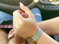 Milf gives handjob in a car on a highly frequented parking lot - risky in public